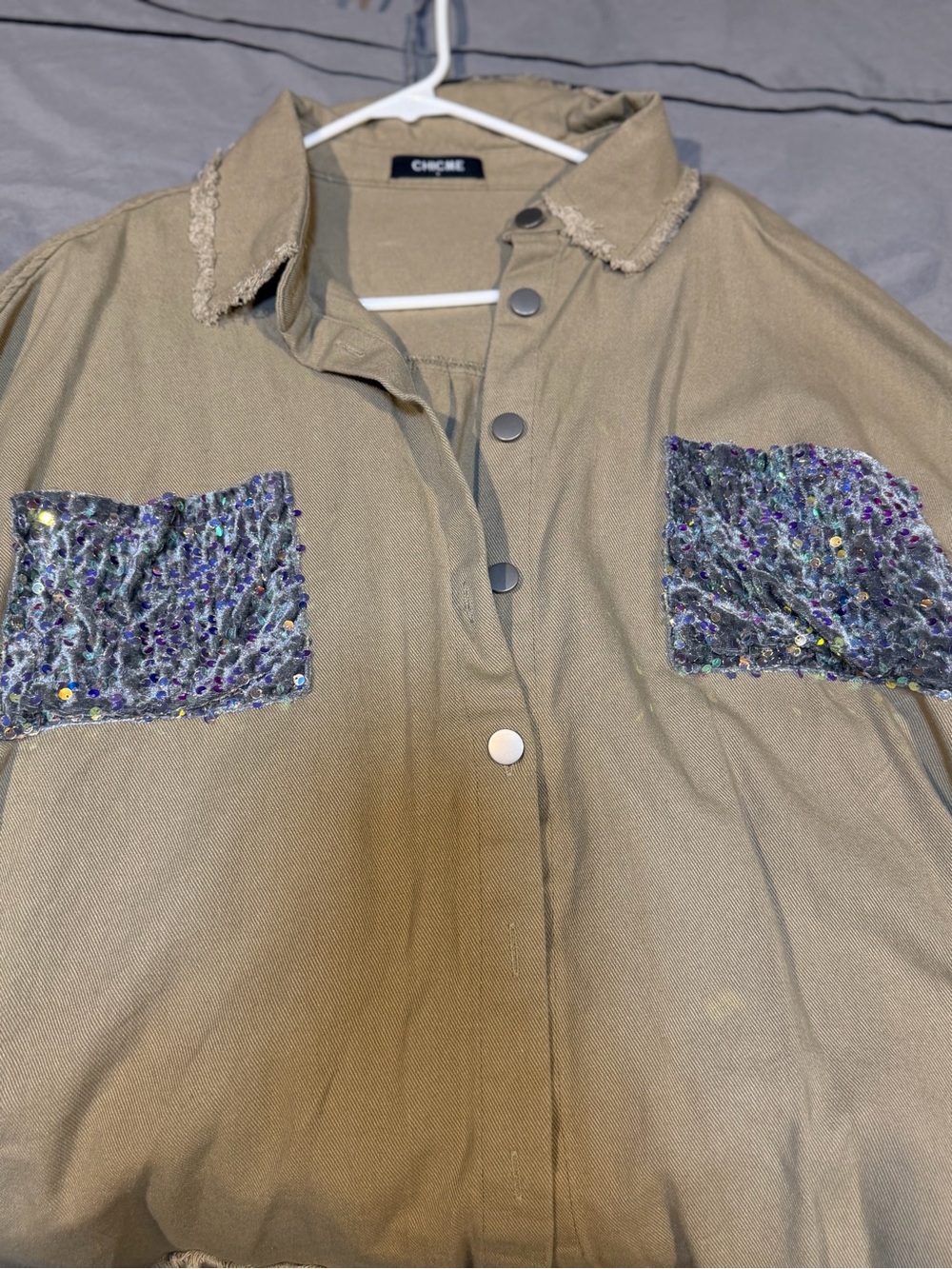 chic Olive Green Button-Front Shirt with Sequin Patch Pockets